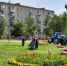 В Камышине службы благоустройства вышли выкашивать траву на цветнике на площади Героя России Александра Колгатина - Блокнот Камышин