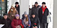Родные погибшего в СВО Ивана Городецкого пришли на открытие мемориальной доски бойцу на здании его родного колледжа - Блокнот Камышин