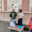 Какие бюллетени вручают прохожим активисты в красных шарфах у центрального рынка в Камышине? - Блокнот Камышин